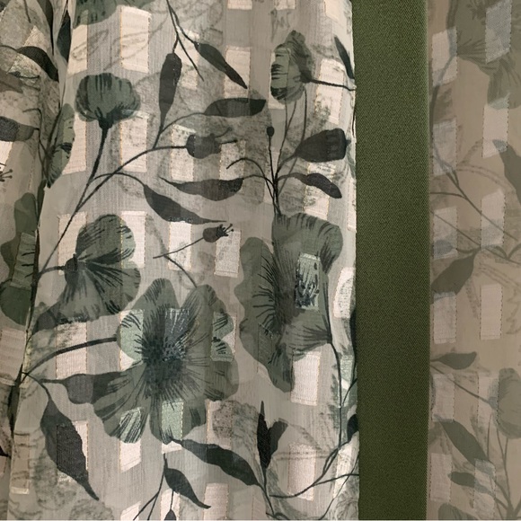 3/$12 Olive Greens, White Floral on Lattice Top With 3/4 sleeves in Size XL - Picture 2 of 7